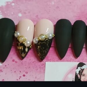 Black/Animal Press on Nail Set